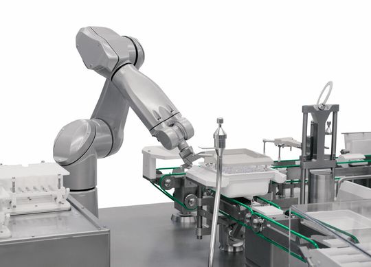 En el aislador sin guantes de Syntiso, los procesos se desarrollan de forma automática y las intervenciones humanas se reducen al mínimo.(Imagen: Syntegon)