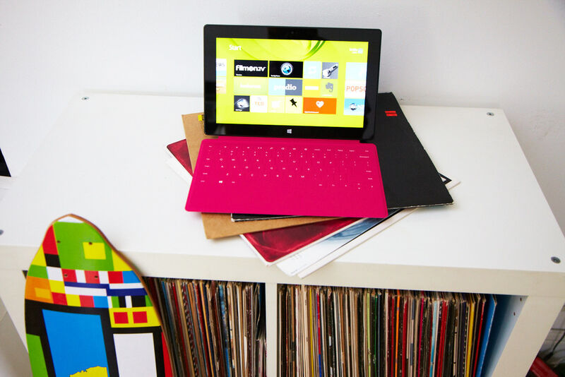 Die als Display-Schutz konzipierte abnehmbare Tastatur gibt es in verschiedenen Farben. (Bild: Microsoft)