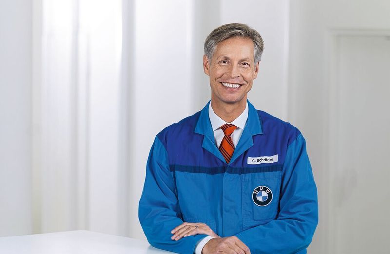Christoph Schröder leitet ab dem 1. November 2019 das BMW-Werk Dingolfing. Der 54-Jährige folgt in dieser Funktion auf Ilka Horstmeier, die zum gleichen Zeitpunkt als Mitglied des BMW-Vorstands das Ressort Personal- und Sozialwesen sowie die Rolle der Arbeitsdirektorin übernimmt.  Christoph Schröder ist seit 26 Jahren bei der BMW Group, hat umfassende Produktionserfahrung an verschiedenen Werksstandorten gesammelt und leitete zuletzt als Geschäftsführer das weltweit größte Motorenwerk des Unternehmens im österreichischen Steyr.  Gebürtig in Ludwigsburg, studierte Christoph Schröder Maschinenbau sowie Arbeits- und Wirtschaftswissenschaften an der TU München, bevor er 1993 als Trainee seine Laufbahn bei BMW begann. Schnell folgten verschiedene Führungsfunktionen an den Standorten München, Landshut und Oxford, etwa als Leiter der Montageprozessplanung für das weltweite Produktionsnetzwerk.  2009 wechselte er erstmals nach Dingolfing und verantwortete zwei Jahre lang als Abteilungsleiter die Physische Logistik sowie die Vormontagen. Es folgten Stationen in München – unter anderem als Projektleiter für die Arbeitsorganisation in den BMW-Werken sowie für die Integration des Produktionspartners VDL Ned Car in das Produktionssystem; und die damit einhergehende Vorbereitung des Mini-Anlaufs im niederländischen Born. Von 2014 bis 2017 war Christoph Schröder als Montageleiter im Werk Regensburg tätig. (BMW)