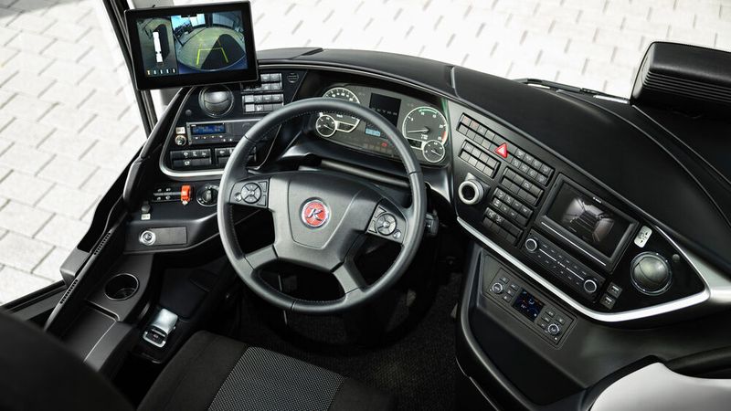 FAS/ADAS pur: Beschleunigen, bremsen, Abstand einhalten, lenken, Spur halten und sogar ein Nothalt – der Active Drive Assist 2 bedeutet einen entscheidenden Schritt auf dem Weg zum automatisierten Fahren mit Reisebussen: Er verbindet die Funktionen der einzelnen Assistenzsysteme auf einzigartige Weise und ermöglicht so teilautomatisiertes Fahren in allen Geschwindigkeitsbereichen. Zusätzlich ist eine Emergency-Stopp-Funktion implementiert. Diese bringt das Fahrzeug durch eine moderate, automatisierte Bremsung zum Stillstand, falls der Fahrer nicht mehr reagiert. (Bild: Daimler Truck AG)