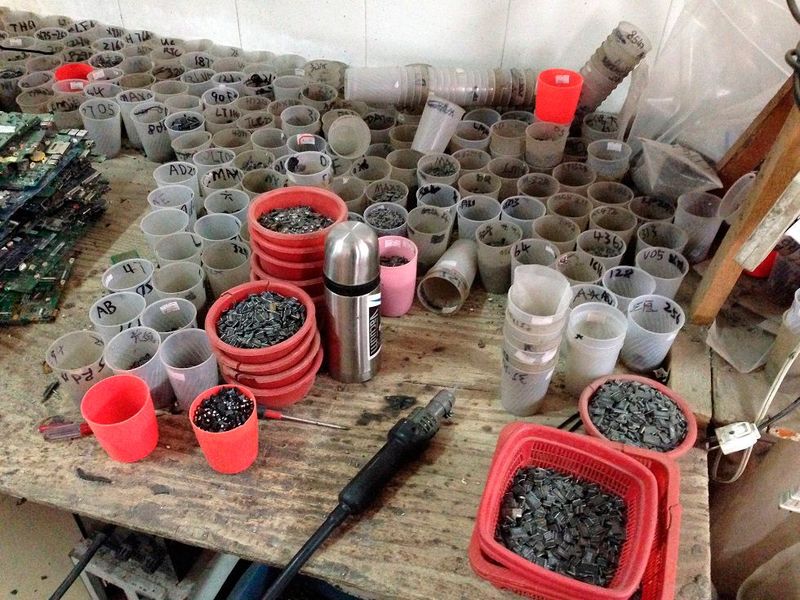 Feinsortierung: Die nach Größe gesiebten Bauteile werden nach Typ oder Aussehen in Plastikbechern und -gefäßen sortiert, noch anhaftendes Lötzinn per Heißluftpistole entfernt. (Bild: Privat)