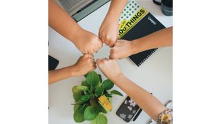 Leading B2B Marketing heißt: raus aus der operativen Falle, rein in Marktverantwortung. Wer diese Rolle einnimmt, wird zur unverzichtbaren Kraft im Unternehmen. (Bild: Unsplash)