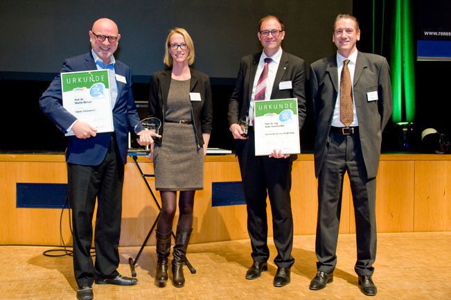 Ausgezeichnet mit dem Best Speaker Award: Professor Martin Welsch, IBM Deutschland Research & Development (links), Professor Hans-Joachim Hof, Technische Hochschule Ingolstadt und Hochschule für angewandte Wissenschaften München (3. von links). Zweite von links: Eilyn Dommel, EP; ganz rechts: Johann Wiesböck, Chefredakteur und Publisher, EP. (Elisabeth Wiesner)