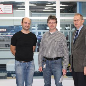 Für sie ist der Roboter eine gute Entlastung (v.l.): Maschinenbediener Rainer Stegbauer, Meister Markus Jordan und Sykatec-Geschäftsführer Gerd-Friedrich Witthus.(Bild:  Itasse)