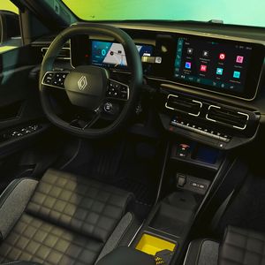 Innen kombiniert Renault moderne Technik mit Retro-Karos.(Bild:  Renault)