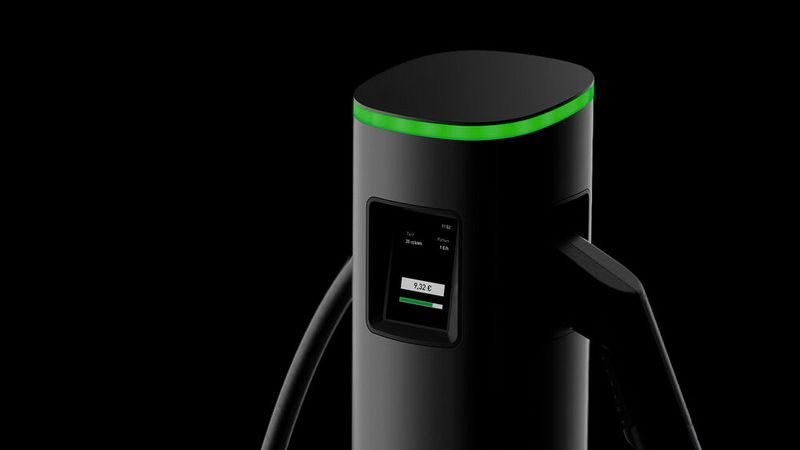 Die neue Ladesäule „LADE“ ermöglicht komfortables AC-Laden bis 22 kW vom privaten bis öffentlichen Standort. Das System funktioniert für einzelne E-Fahrzeuge genauso einfach und intuitiv wie für die Verwaltung großer Ladeparks. Nutzerzentriertes Produktdesign und automatisierte Prozesse machen die Bedienung leicht. Verantwortungsvoller Umgang mit Ressourcen, langfristiger Betrieb der Hardware und faire Bedingungen sind zentral für Entwicklung und Produktion der Säule. (Bild: German Design Award/LADE GmbH)