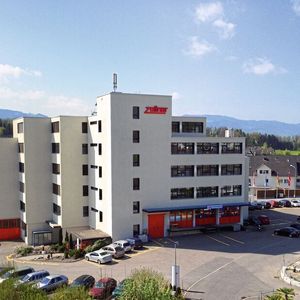 Als Schweizer EMS-Unternehmen innerhalb der Zollner-Gruppe bietet die Zollner Electronics GmbH an ihrem Standort in Hombrechtikon seit 2013 Elektronik- und Mechatronik-Dienstleistungslösungen über den gesamten Produktlebenszyklus hinweg. 