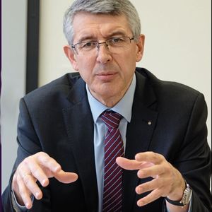 «Mit Nachholbildung gelingt es, die Mitarbeitenden auf dem Weg zu einer international wettbewerbsfähigen, weitgehend automatisierten Produktion mitzunehmen.»
Josef Maushart, CEO Fraisa SA