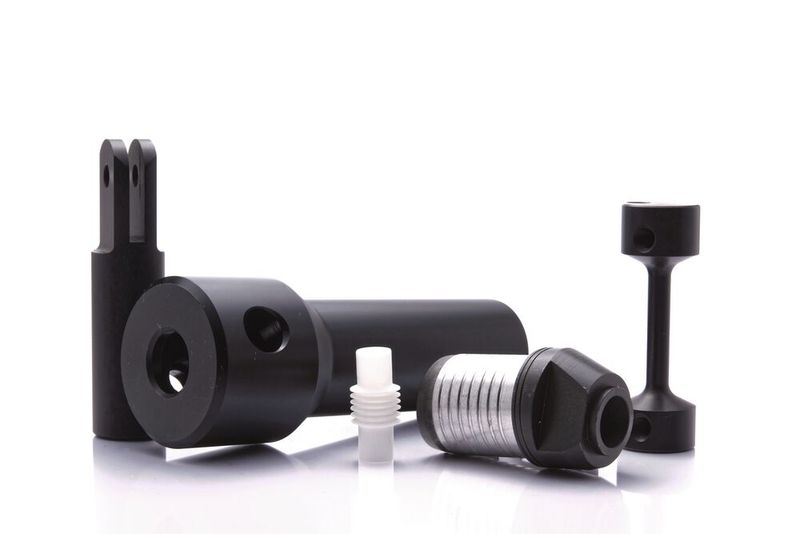 Typisches Bauteilspektrum der Eglin Präzisionsmechanik. Eine besondere Stärke ist die spanende Bearbeitung von Kupferlegierungen bis hin zu Reinkupfer.  (Bild: NIELS FRANKE)