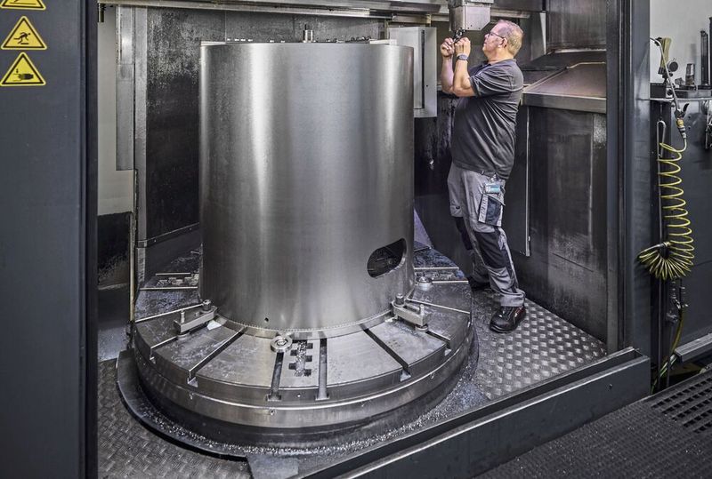 Höchstpräzision im Zeichen von XXL: Die 26 Jahre alte Dörries Contumat bearbeitet Zylinder und Kolben mit Durchmessern bis zu 1,3 Metern im Hundertstelmillimeterbereich.(Bild:  Ralf Baumgarten/Starrag)