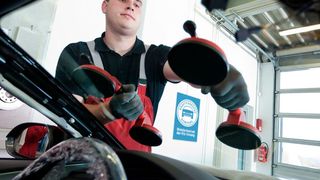 Defektes Autoglas zu wechseln, kann sich für die Kfz-Meisterbetriebe durchaus lohnen. (Promotor/Volz)