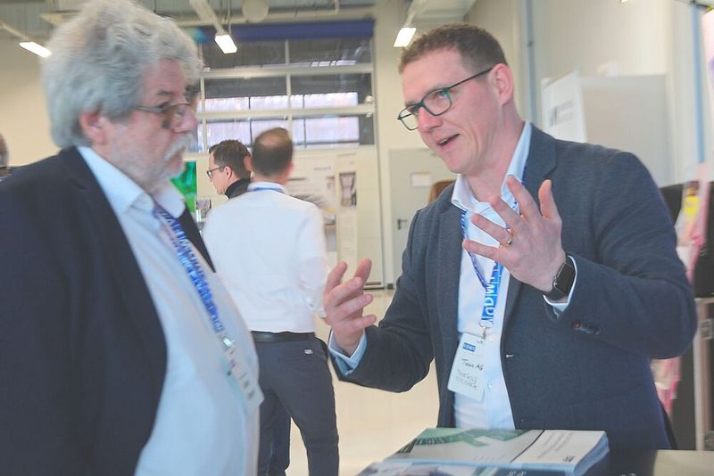 Gute Gespräche: Beim Treffpunkt Werkzeugbau wurden, wie hier am Stand von Tebis, auch sehr konkrete Projekte diskutiert. Der Austausch der Teilnehmer untereinander sorgt dafür, dass die Branche ein gutes Stück zusammenrückt.(Bild:  Maschinenmarkt)