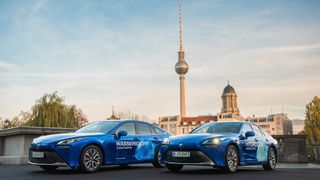 Die Taxiflotte im Projekt „H2 Moves Berlin“ bekommt mehr Wasserstoff-Fahrzeuge. (Bild: Toyota)