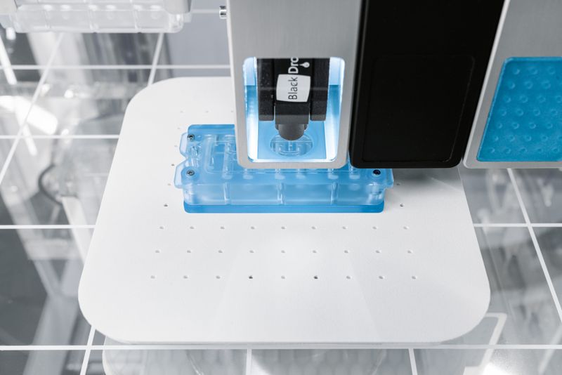 Der Bioprinter druckt in Hydrogel eingebundene lebende Zellen in winzigen Tröpfchen direkt auf den Mikrofluidik-Chip. (Bild: Festo)