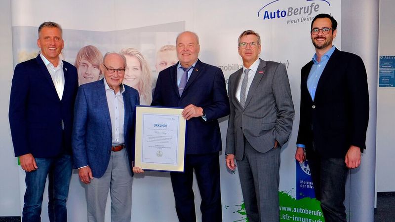 Übergabe der Goldenen Ehrennadel im Jahr 2022: (v.l.) Obermeister Roland Hoier (Innung Unterfranken), die Ehrenpräsidenten Walter Stoy und Albert Vetterl, Michael Bissert, (HWK-Präsident) und Marcus Eisner (stv. Obermeister Unterfranken).(Bild:  Kfz-Gewerbe Bayern)