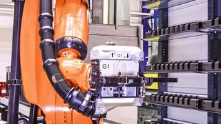 Das vielseitige Robotermagazin mit Platz für bis zu 400 Werkzeuge versorgt die Fräs- und Drehköpfe mit drei verschiedenen Werkzeugsystemen. (Starrag)