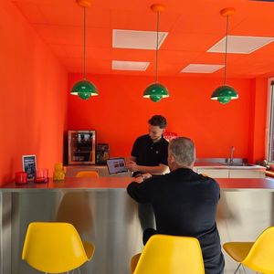 Die Bar im knalligen Orange wird auch für Verkaufsgespräche genutzt. (Bild:  Autohaus Holz)