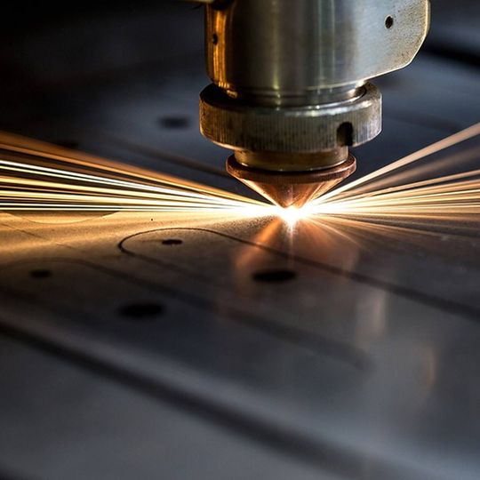 (Sehr genaue Bleche lässt die Prototypenwerkstatt bei Blexon lasern. Bildquelle: Blexon AG)
