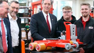 Der US-Generalkonsul Norman Thatcher Scharpf (Mitte) hat Jung Hebe- und Transporttechnik in Waiblingen besucht. Links neben ihm, Thomas Würthele, der Jung-Geschäftsführer, rechts daneben zwei Jung-Auszubildende. Lesen Sie hier, worum es dabei ging. (Bild: Jung)