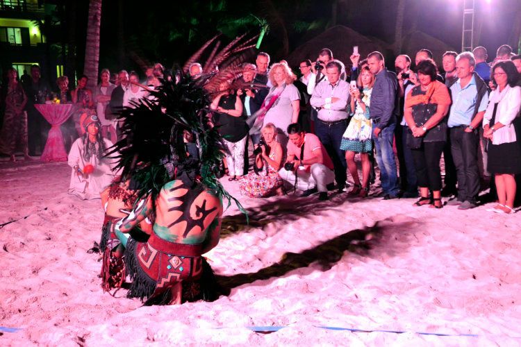 ...Mayatanzes kamen. (Mauritz)