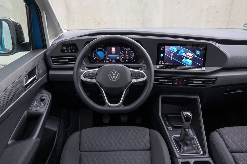 Vertrautes Bild aus dem Golf 8 dank Digital-Cockpit, zentralem Monitor, dessen Bedienung manche bisherigen Tasten und Schalter überflüssig macht. (Bild: VW)