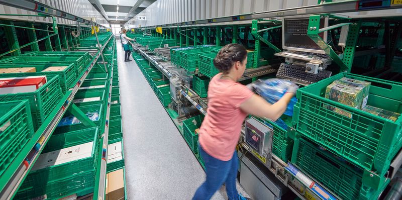 Pilotkunde: Seit 1998 ist das Witron-DPS (Dynamic Picking System) bei Spar im Einsatz. Gemeinsam wurden hochdynamische Prozesse entwickelt und an die Anforderungen des Lebensmitteleinzelhandels angepasst. (Witron)