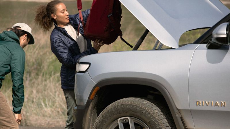 Das Frunkvolumen ist größer als der Kofferraum der meisten Kleinwagen. (Bild: Rivian)