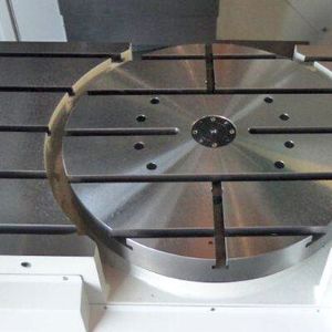 Der integrierte Rundtisch mit 610 mm Durchmesser ermöglicht den schnellen Wechsel zwischen Fünf-achs- und Drei-achs-Bearbeitung.