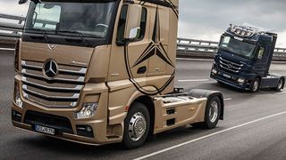 Die vierte Generation des Mercedes-Benz Actros feiert auf der IAA Premiere. Jetzt kommt mit Mercedes-Benz Uptime ein Echtzeit-Serviceprodukt hinzu, das durch Konnektivität die Zuverlässigkeit der Lkw im Flotteneinsatz erhöhen soll. (Daimler)