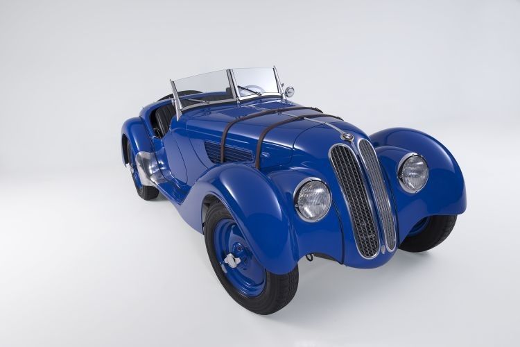 Damals wie heute ein echter Hingucker: der BMW 328 mit seiner langen Front und den charakteristischen Lederriemen über der Motorhaube, die diese auch bei sportlichem Einsatz sicher an Ort und Stelle hielten. (Foto: BMW)