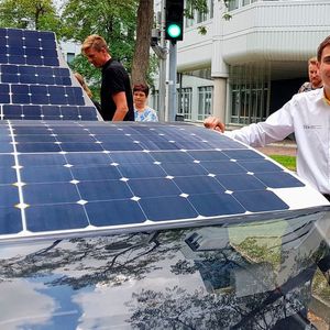 Entwickler Kyron Pijpers vor den fünf Quadratmetern Solardach des Stella Vie.(Bild:  SP-X/Peter Weißenberg)