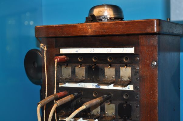 Bild 2: Kleiner Klappenschrank für die Handvermittlung in einer Telefonzentrale aus dem Jahr 1919. Hier wurden Klinkensteckverbinder eingesetzt. (Wikimedia Commons / Sargoth)