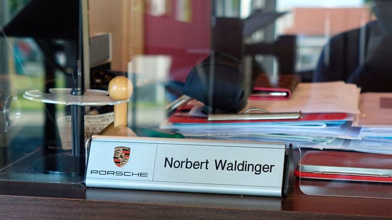 Aus seiner Zeit vor seinem eigenen Betrieb hat Inhaber und Kfz-Meister Norbert Waldinger lediglich den Porsche-Tischaufsteller mitgenommen, der heute noch zum Einsatz kommt. (Schreiner/»kfz-betrieb«)