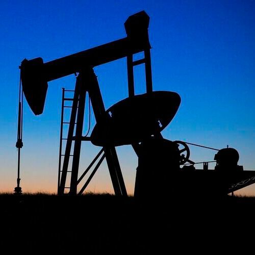 The price for a barrel of the American sort West Texas Intermediate fell by 18 cent to 71.49 dollars.(Source: Pixabay)