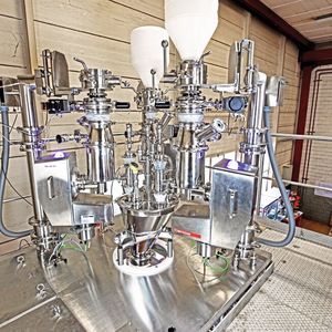Für niedrigvolumige, hochwirksame Arzneimittel wurde eine halbkontinuierliche Dosier- und Mischanlage (das Gericke Formulation Skid Batch GFS-B) entwickelt. Die Hauptvorteile sind ein geringerer Wirkstoffverbrauch, keine An- und Abfahrverluste, eine weniger komplexe Steuerung sowie die Eignung für sehr niedrige Dosierungen und ein hohes Containment (OEB4/5).  (Gericke)