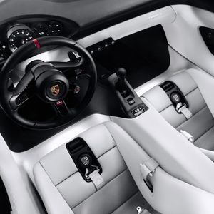 Im Cockpit verzichtet Porsche bewusst auf ein modisches Riesen-Display.(Bild:  Porsche)