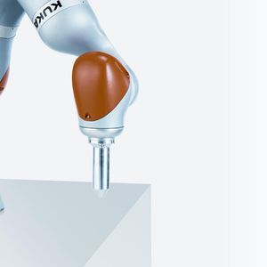 Kuka zeigt auf der Sindex seinen ersten sensitiven, industrietauglichen Leichtbauroboter.