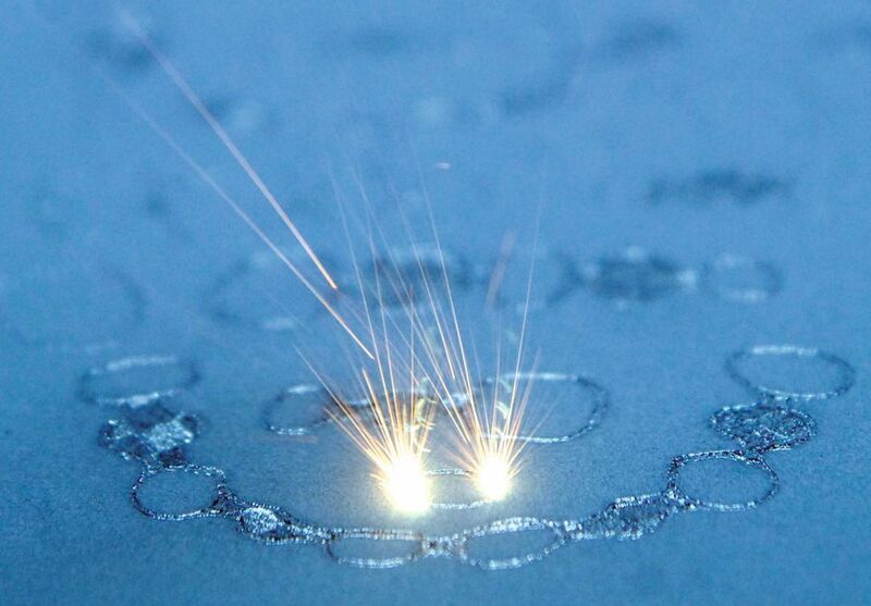 Bild 3: Laser-Sintern: Mit 200 W und einer Temperatur von 1400 °C verschmilzt der Laser Schicht für Schicht das Metallpulver.  (Bild: EOS)