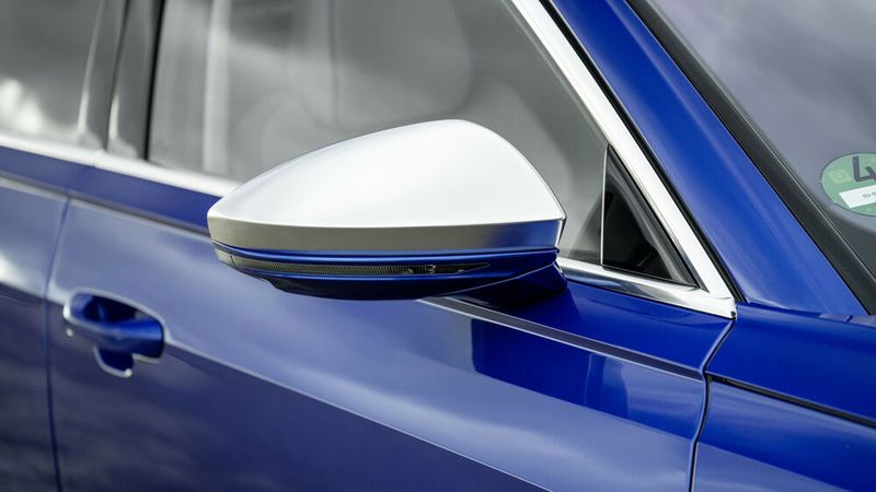 Die silbernen Außenspiegelkappen dokumentieren den Sonderstatus des S8 in der A8-Familie. (Bild: Autoren-Union Mobilität / Audi)