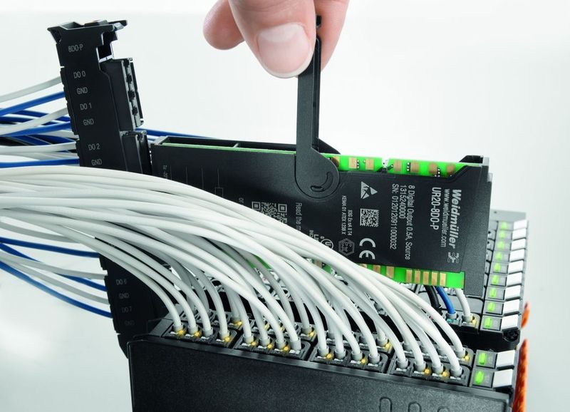 Die hot-plug Funktion erhöht die Anlagenverfügbarkeit – der Betrieb läuft einfach weiter. Denn dank feststehender Modulbasis lässt sich die Elektronik wechseln, ohne die Kommunikationsanbindung oder die Versorgungsspannung unterbrechen zu müssen. (Weidmüller)