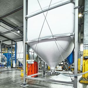 Die Silos sind aus unbeschichtetem, hochfestem und elektrisch ableitfähigem Polyestergewebe und hängen in Stahlgestellen.(Bild:  A.B.S.)