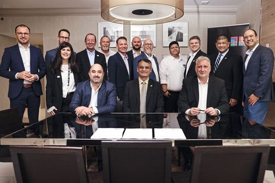 Unterzeichnung der Partnerschaft in Chicago: (vordere Reihe) Dr. Daniel Castro (Mitte), Dekan Purdue Polytechnic, Sebastian Seitz (links), CEO von Eplan und Jochen Trautman (rechts), CEO Rittal Automation Systems. (Bild:  Eplan/Rittal)