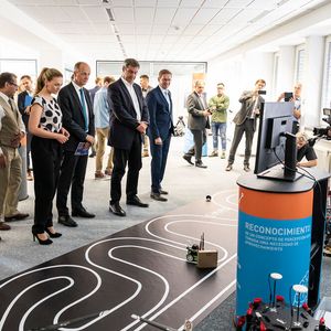 Das Zentrum forscht auch zur Mikrologistik der Zukunft – zum Beispiel mit dezentral organisierten bodengebundenen autonomen Fördereinheiten.(Bild:  Stefan Bausewein)