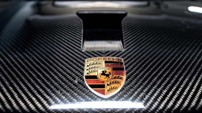 Bei Porsche läuft es nicht mehr rund. Jetzt halbiert sich die jährliche Sonderzahlung für die Mitarbeiter.(Bild:  Porsche AG)