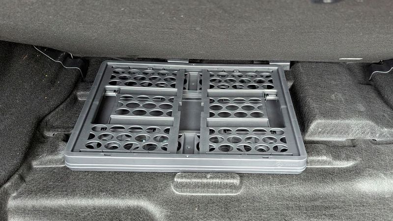 ... findet sich sogar ein nettes Simply-Clever-Detail, nämlich eine Klappkiste.  (Bild: Simon – VCG)