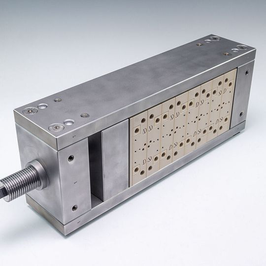 Prototyp des Screening-Moduls mit vier integrierten elektrochemischen Zellen Prototyp des Screening-Moduls mit vier integrierten elektrochemischen Zellen