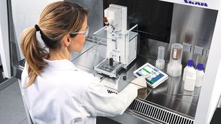 Der Platzbedarf der automatischen XPR-Waage macht sie perfekt für den Einsatz in Sicherheitsschränken und Abzügen Ihres Labors. (Mettler Toledo)