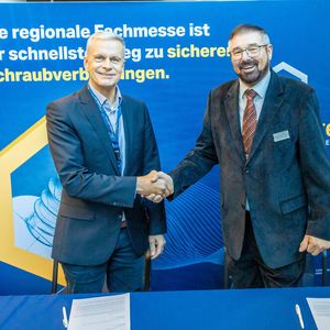 Wollen mit ihrer Zusammenarbeit die Qualifizierung in der Schraubtechnik stärken (v.l.n.r.): Hans Führlbeck, Geschäftsführer DSV und Hans-Martin Hanke, 1. Vorstandsvorsitzender des VQWS.(Bild:  Amelie Jehmlich)