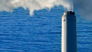 Stickoxide aus Kohlekraftwerken gelangen über die Atmosphäre auch in den Ozean, wie Forschende nun nachgewiesen haben. (Bild: iStock.com / Montage)