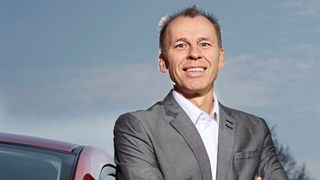 Stefan Bratzel, Leiter des Centers of Automotive Management (CAM), sieht in der Euro-7-Norm keine unlösbare Aufgabe für die Autobauer. Auf jeden Fall wird aber das Elektroauto dadurch nochmals konkurrenzfähiger. (Bild: CAM)